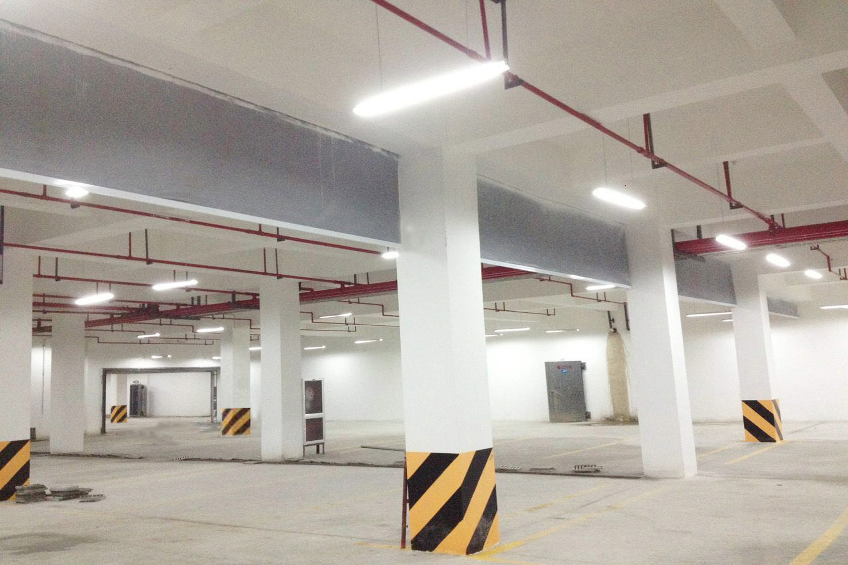 挡烟垂壁的高度、距地高度是多少？